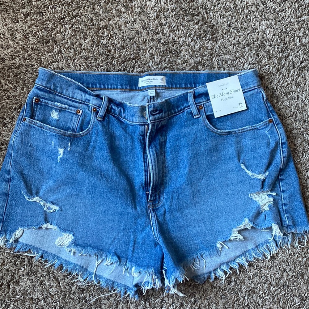 brand new Abercrombie CURVE LOVE jean shorts size 34!